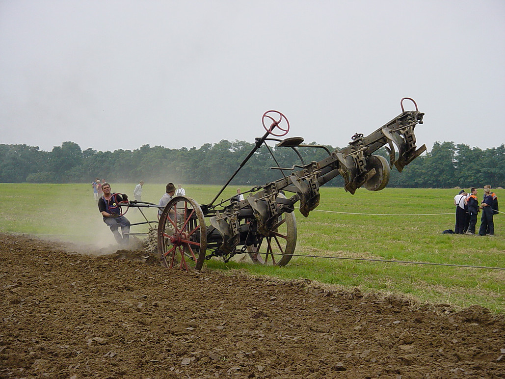 Der von einem Seil gezogene Pflug beim Schaupflügen in Friedersdorf bei Seelow, Foto: Förderverein Kunstspeicher