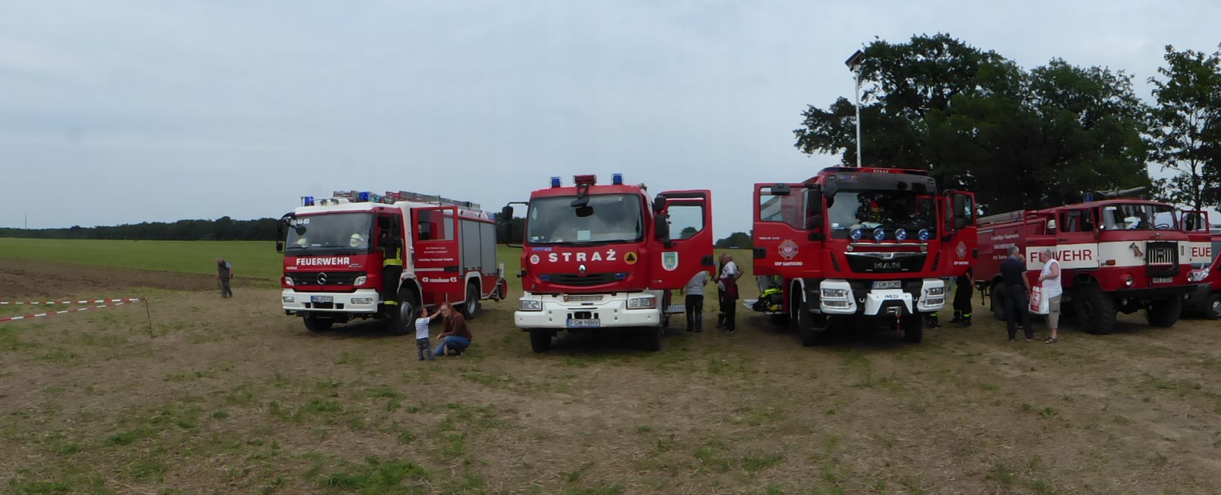 Feuerwehren aus Polen und dem Land Brandenburg beim Dampfpflügen