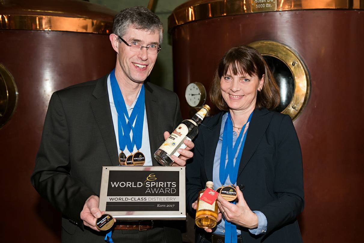Josef und Susanne Rosche bei der Preisverleihung des World Spirits Award. Rosche wird als "World Class Distillery" ausgezeichnet. Foto: Rosche