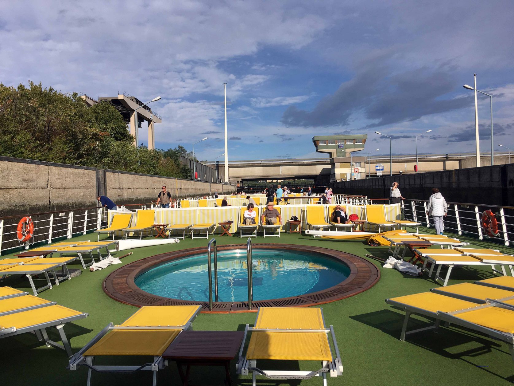 Während die Schleusen durchfahren werden, bietet der Pool Abwechslung, Foto: Weirauch