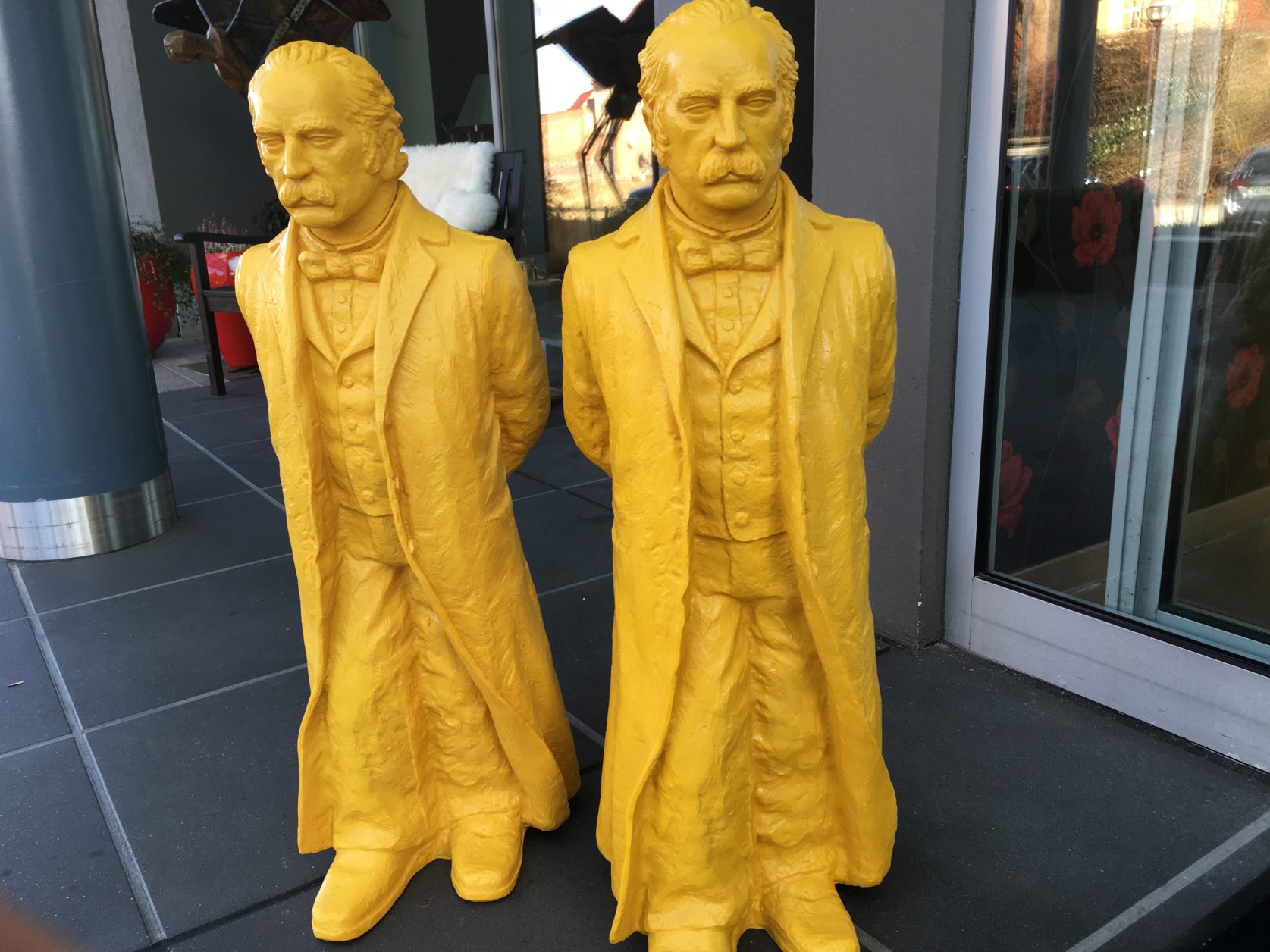 Fontane als Kunststoff - Figur, geschaffen von Ottmar Hörl Foto: Weirauch