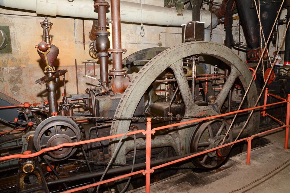 Dampfbetriebene Brikettpresse in der Brikettfabrik "Louise",Foto: D.Horn