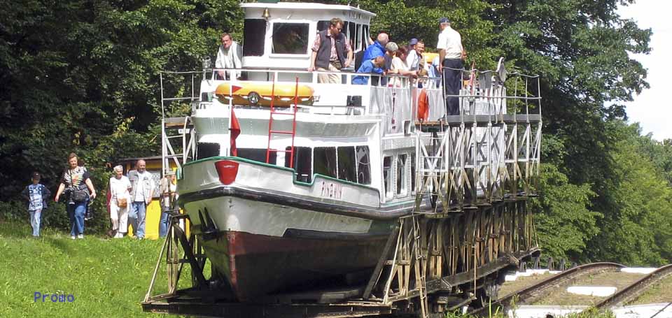 Schiff wird ueber Land gezogen auf dem Oberlandkanal in Polen, Foto: Poln. FVA
