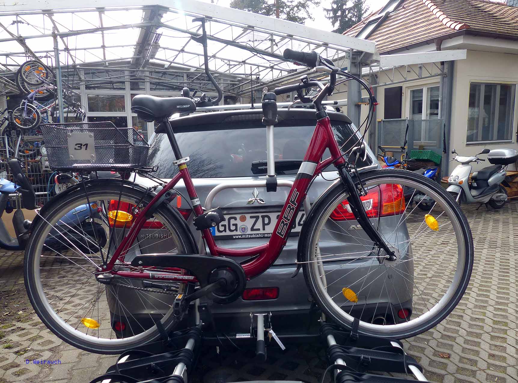 Anhängevorrichtung von Uebler am Mitsubishi ASX Fahrrad