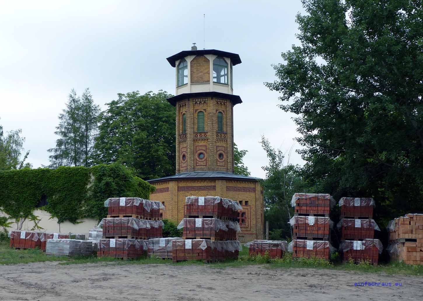 Im einst zu Werbezwecken errichteten "Aufseherturm" lädt das Märkische Ziegeleimuseum ein