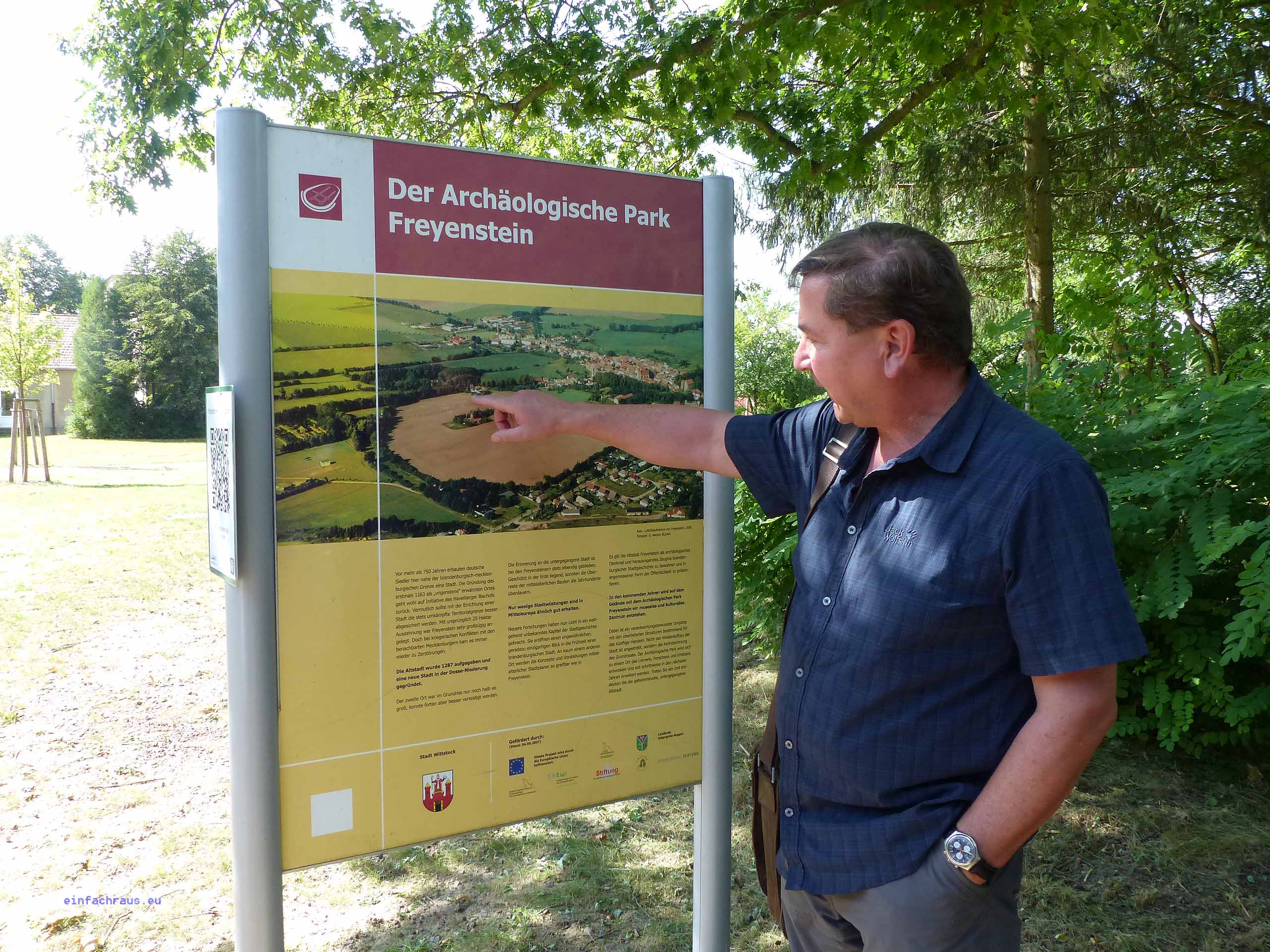Archäologe Dr. Wacker erläutert den Archäologischen Park Freyenstein.