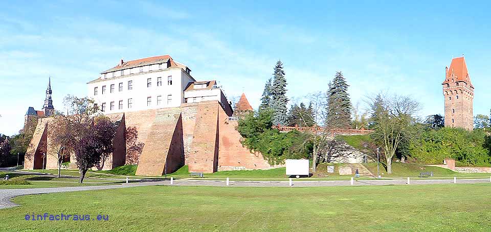 Blick auf die Stadtmauer mit Schlosshotel, Foto: D.Weirauch
