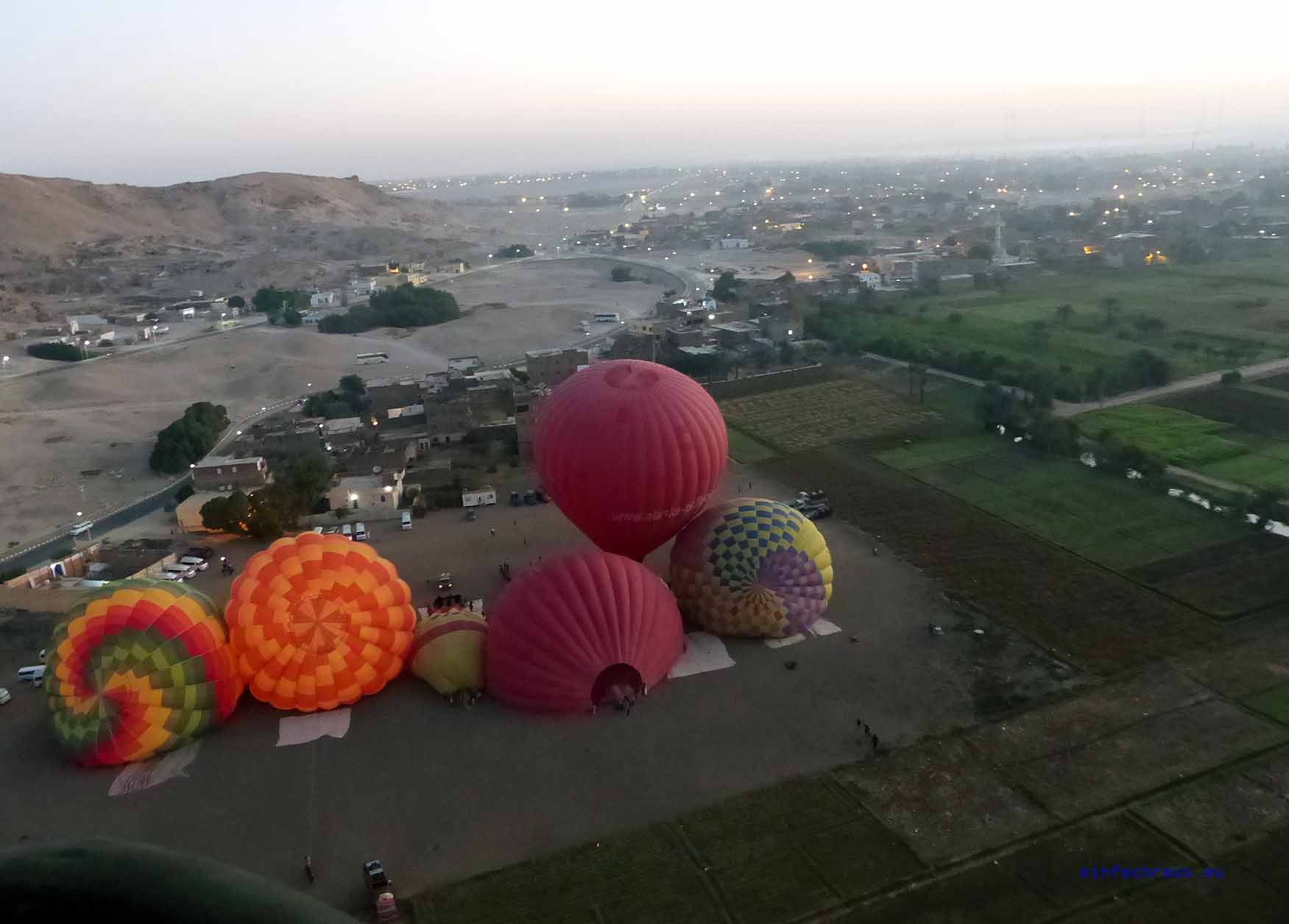 Mit Ballons kann man im Morgengrauen über das Tal der Könige fliegen. Foto: Weirauch