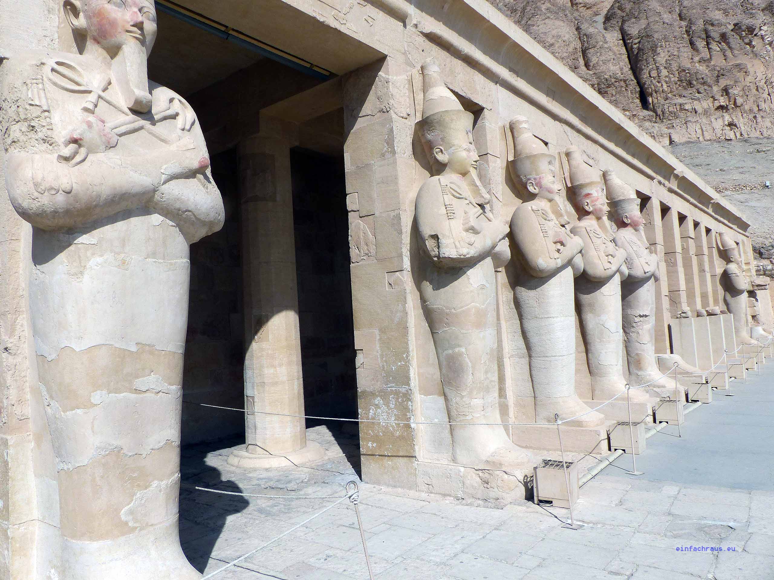 Am Totentempel der Hatschepsut in Deir el-Bahari bei Luxor, Foto: Weirauch