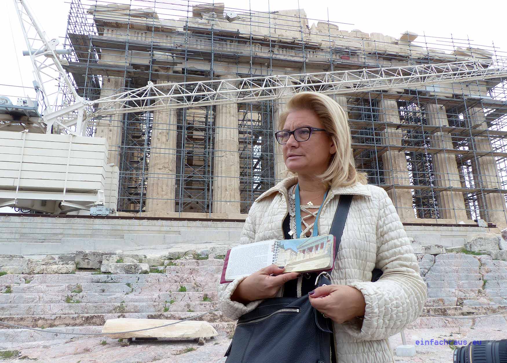 Engagierte Stadtführer, wie Diana Stefanou, erklären den Touristen die Akropolis. Foto: Weirauch