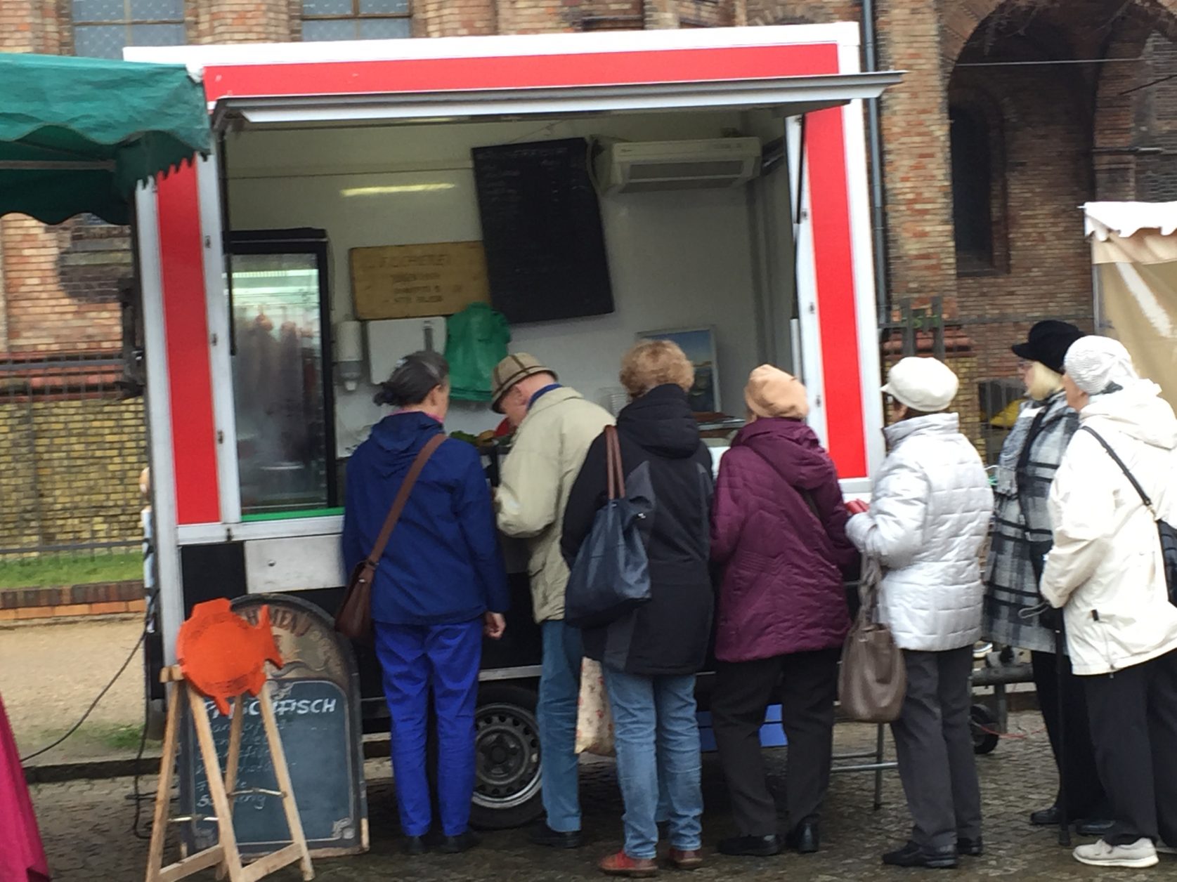 Verkaufswagen Fischerei Hafa auf dem Bassinplatz in Potsdam: zu jeder Jahreszeit dicht umlagert, Foto: D.Weirauch