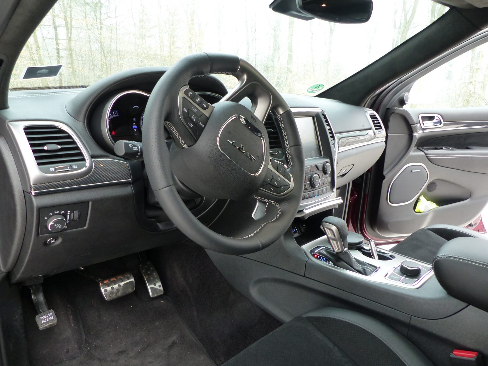 Passend zu einem Hochleistungs-SUV ist der Innenraum des Jeep Grand Cherokee SRT® betont sportlich vom Rennsport inspiriert. Foto: D.Weirauch