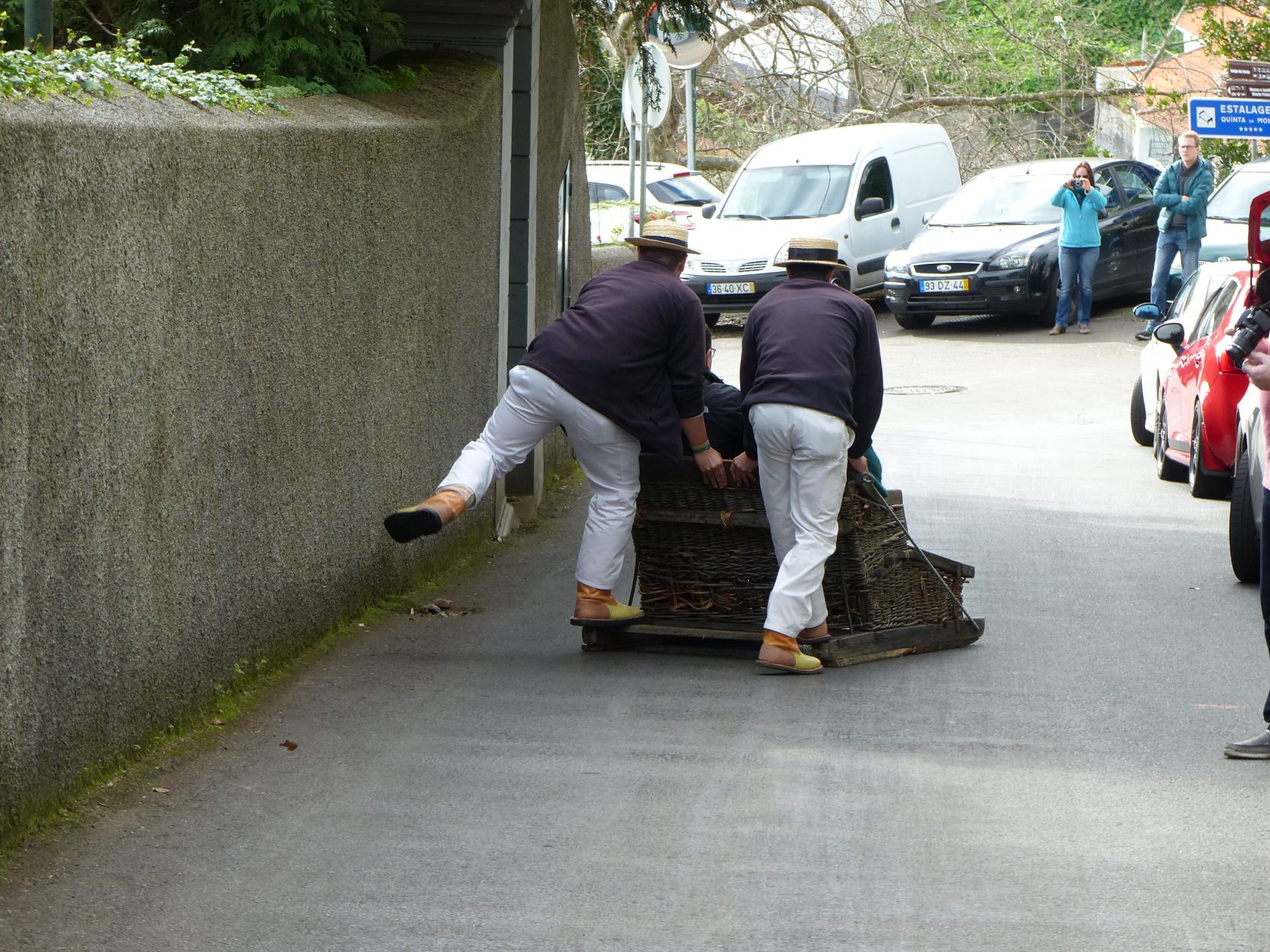 Wenn nötig, springen die Fuhrmänner mit einem Fuß hinten auf. Foto: D. Weirauch