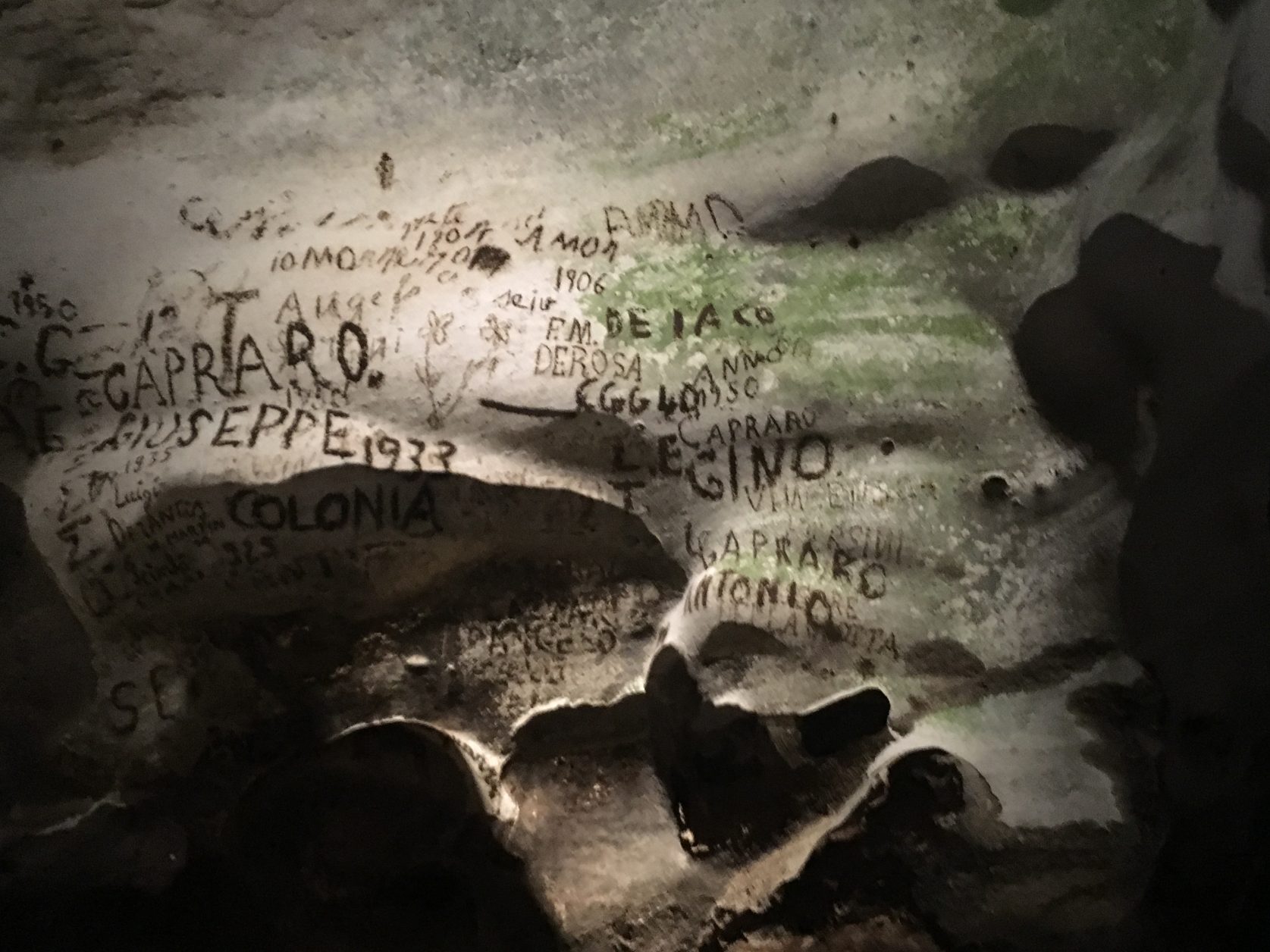 Besucher und Ausgräber hinterließenh nach 1900 ihre "Unterschriften" im Dom der Grotta Zinzulusa. Foto: D.Weirauch