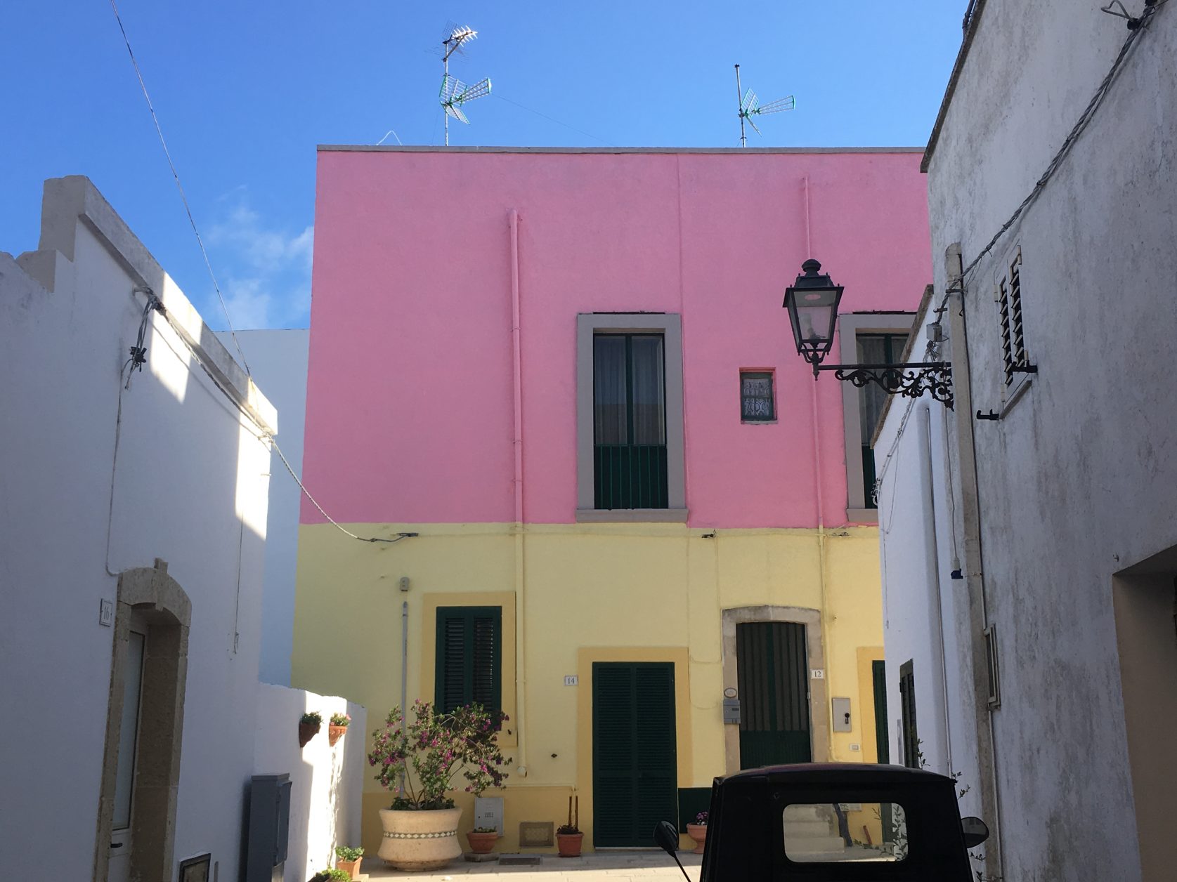 Wohnhäuser auf dem Burgberg von Castro im Salento. Foto: D.Weirauch