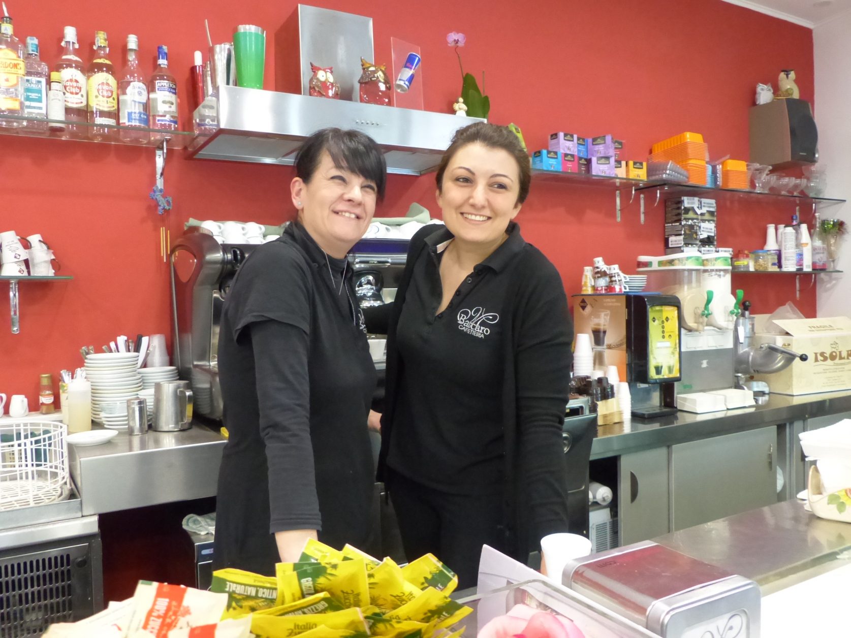 Verwöhnen die Gäste im Eiscafe von Castro: Debora und Cinzia, Foto: D.Weirauch