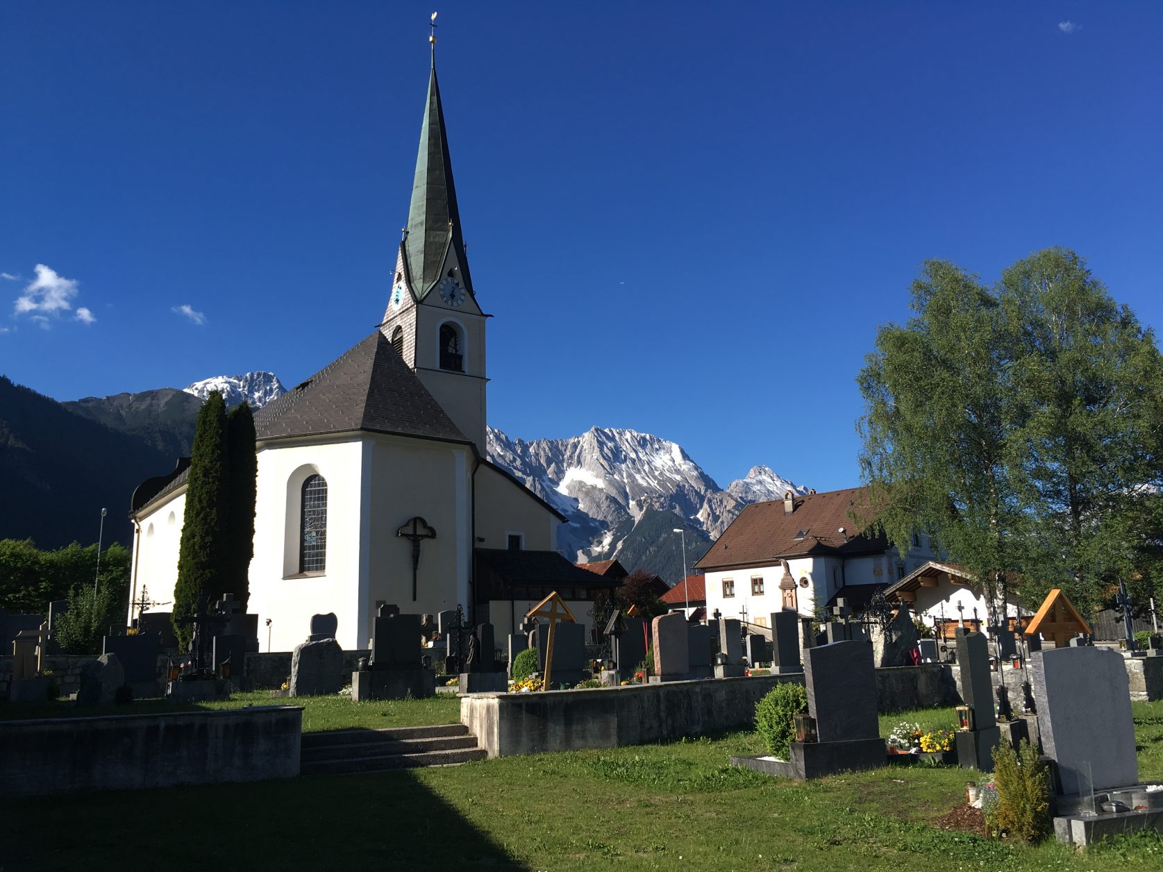 Die Kirche von Obsteig in Tirol. Foto: D.Weirauch