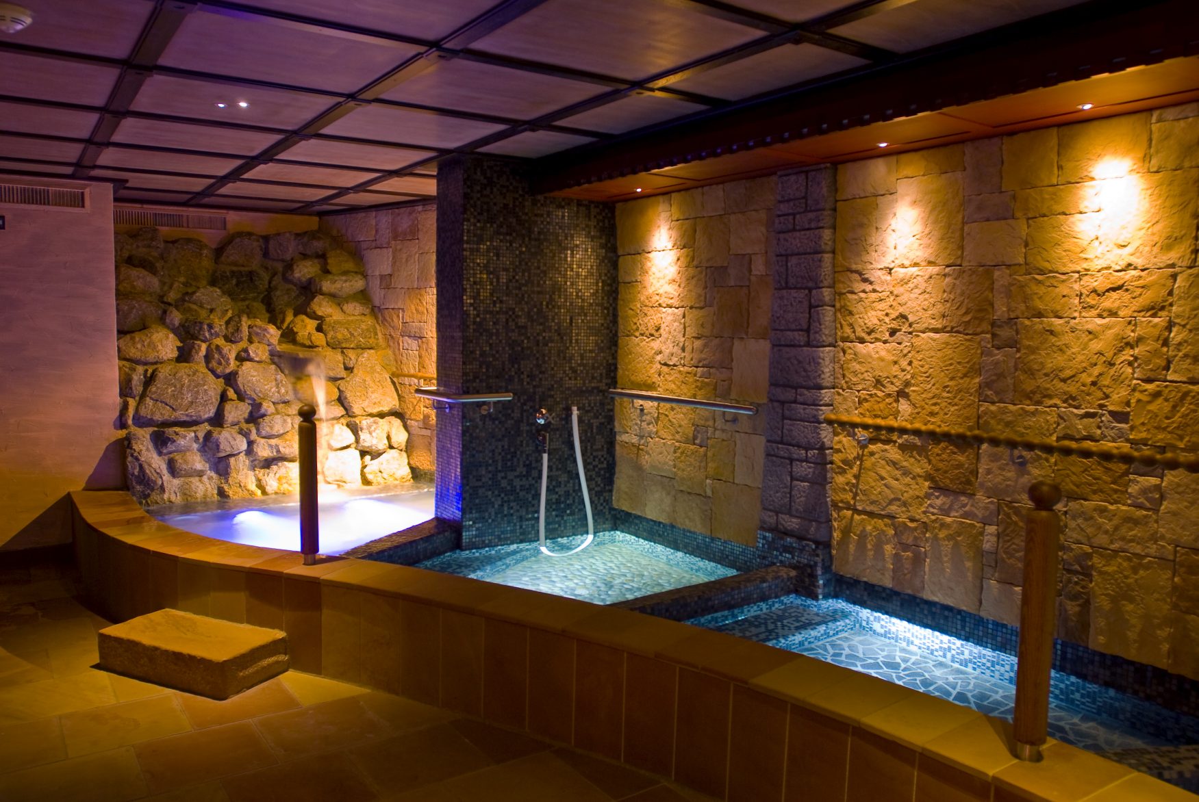 Die 7.000 qm große Wasser- und Saunawelt des 5-Sterne Wohlfühlhotels ist mit ihren fantasievollen Wasser-, Wärme- und Ruhezonen eine der vielfältigsten und exklusivsten in Österreich. Foto: PR/Posthotel