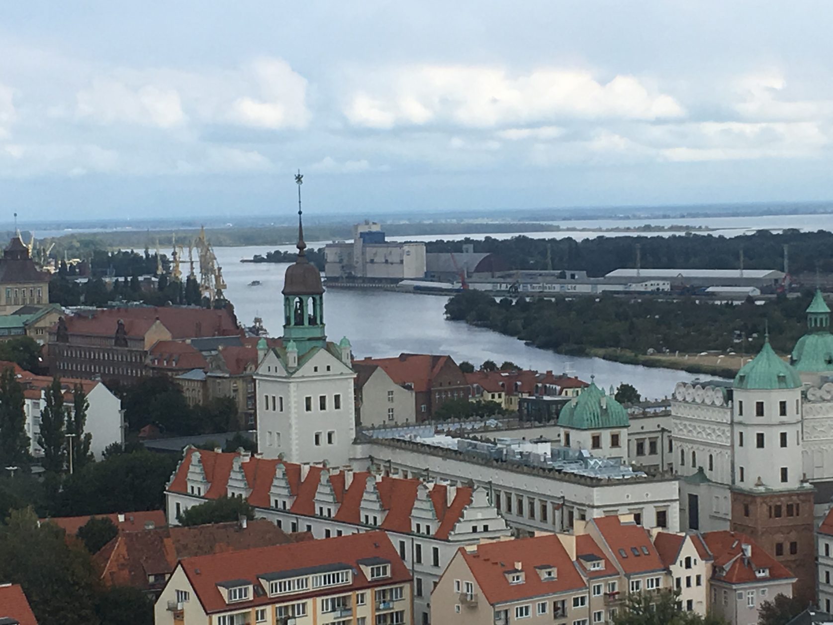 Blick vom Kirchturm auf Schloss, Hafen und Stettiner Haff.