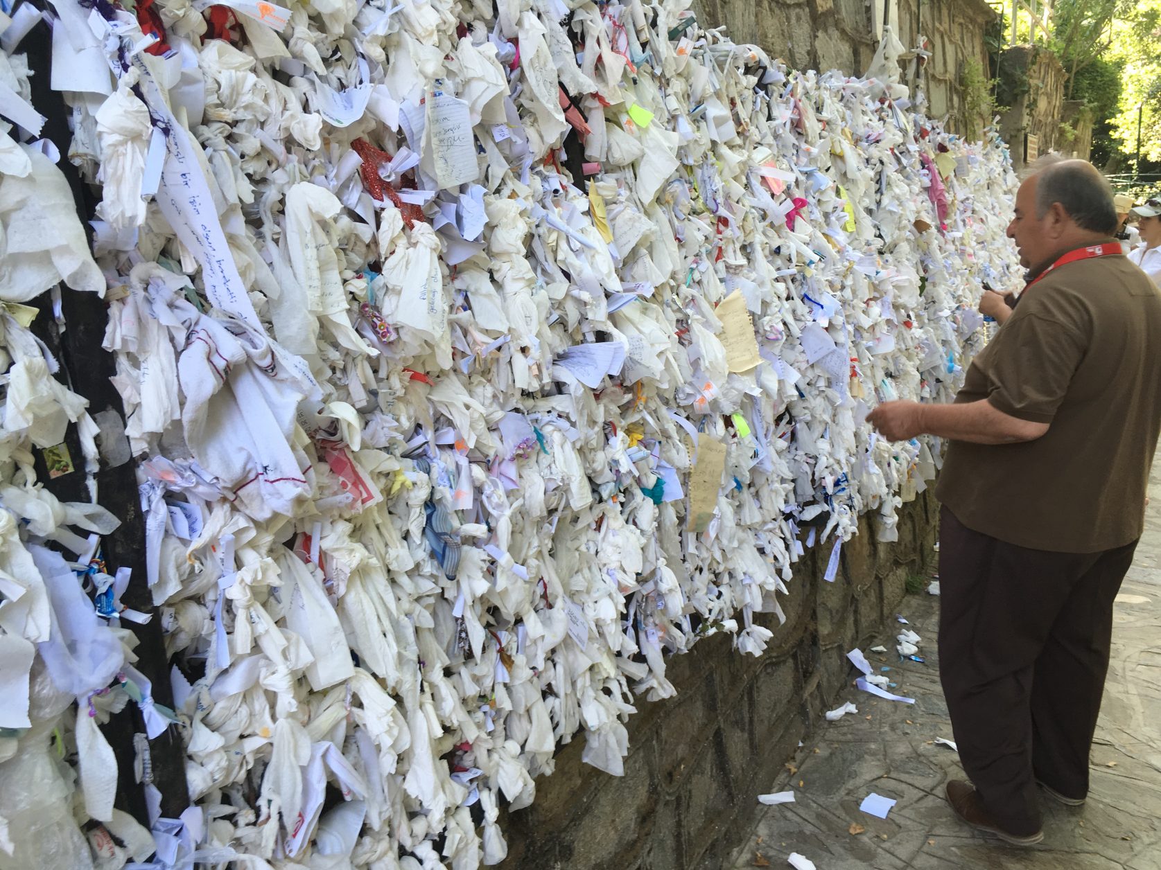 An der Mauer der Brunneneinfassung befestigen Pilger tausende von Zetteln mit ihren Gebetswünschen.