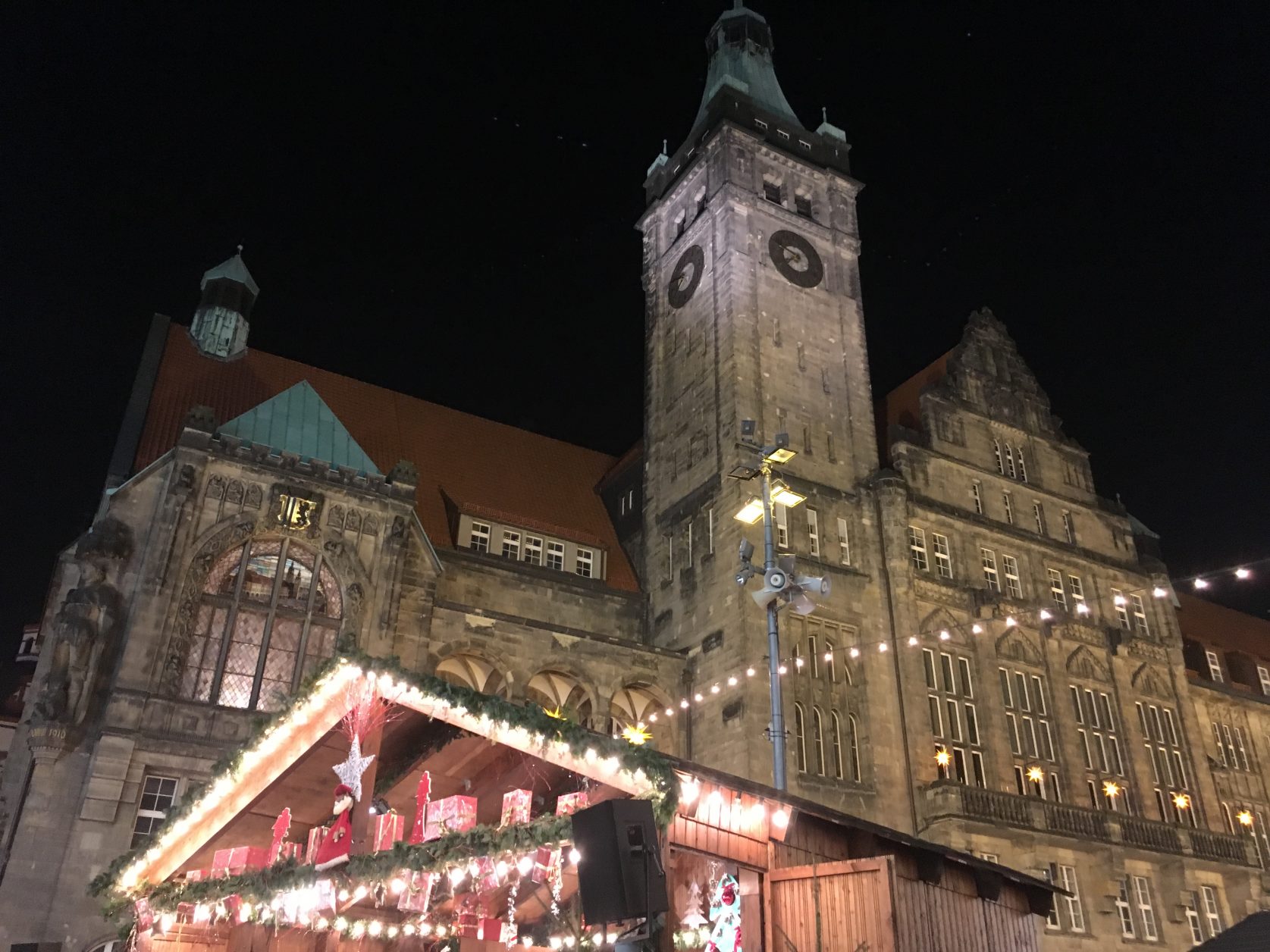 Weihnachtsmarkt vor der Kulisse des Neuen Rathauses in Chemnitz, Foto: D.Weirauch