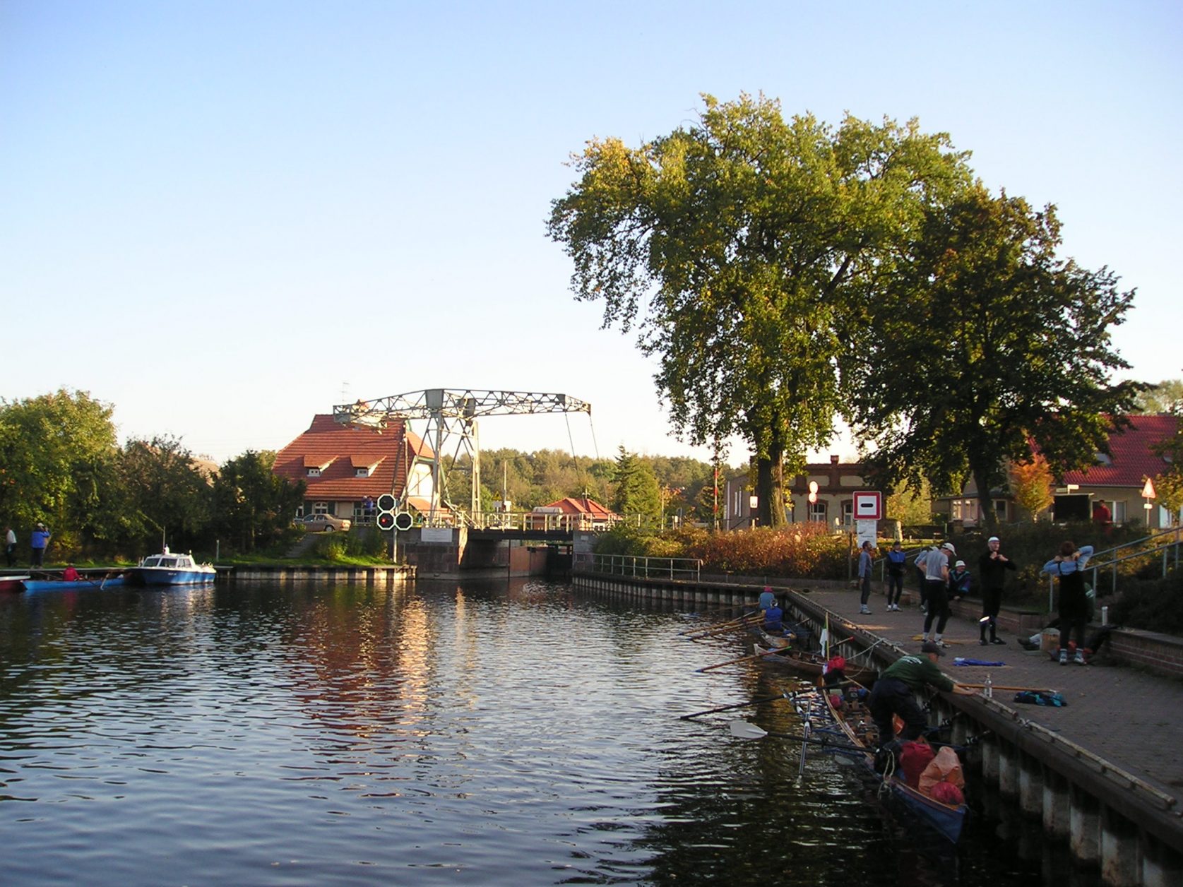 Die Zugbrücke von Altfriesack Foto. Weirauch