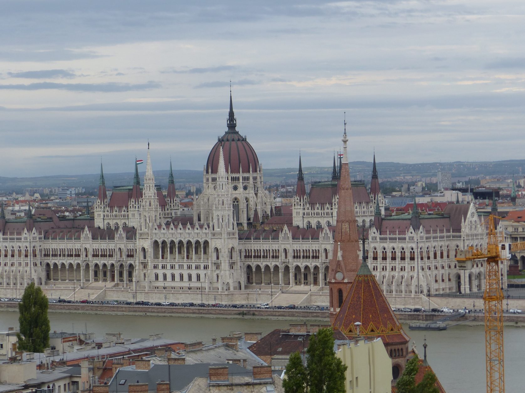 Das Parlamentsgebäude steht dem Burgpalast in Sachen Monumentalität in nichts nach. Foto: Weirauch