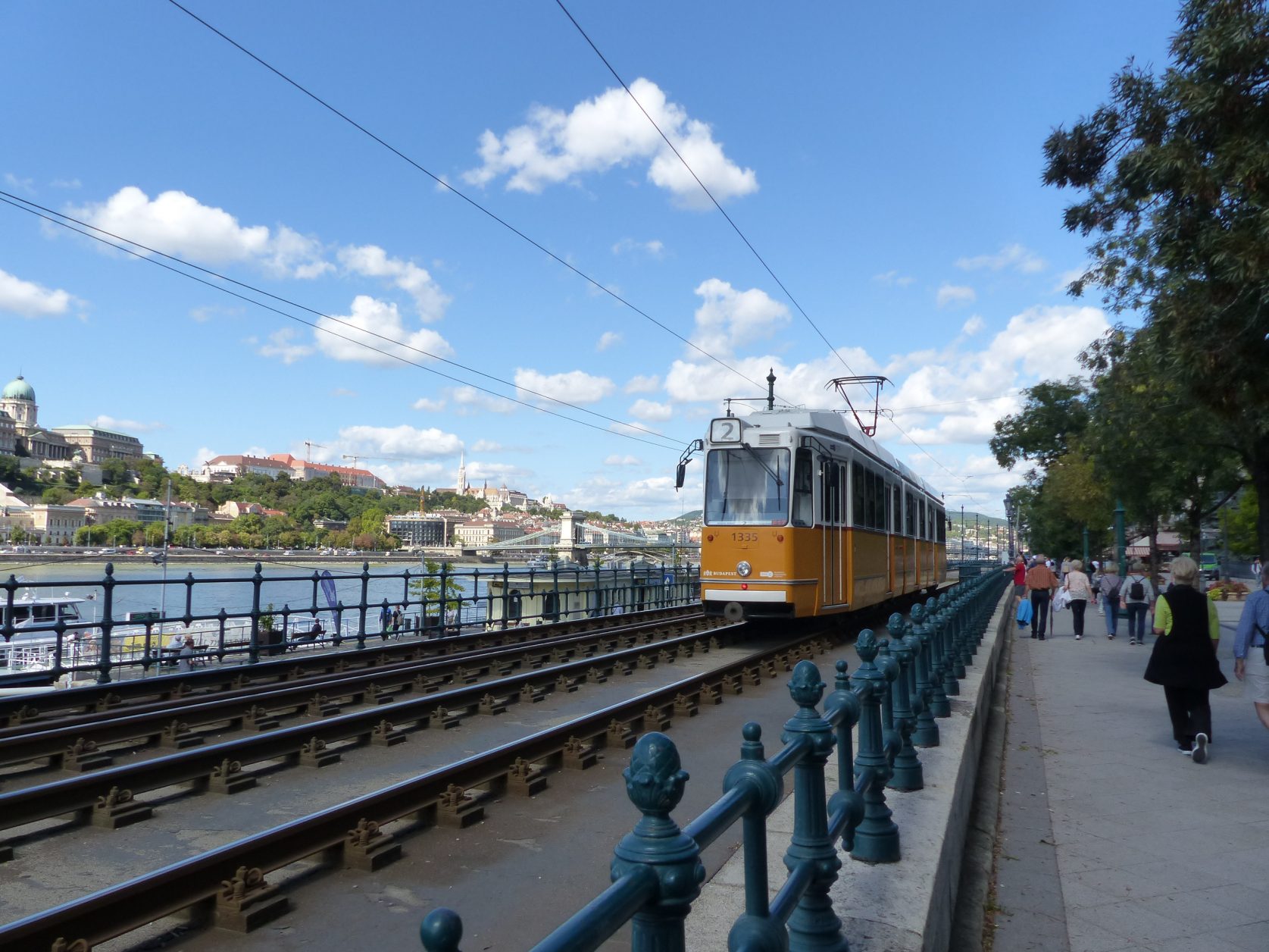 Entlang der Donau verkehrt die Straßenbahn, vorbei am Parlament. Foto: Weirauch