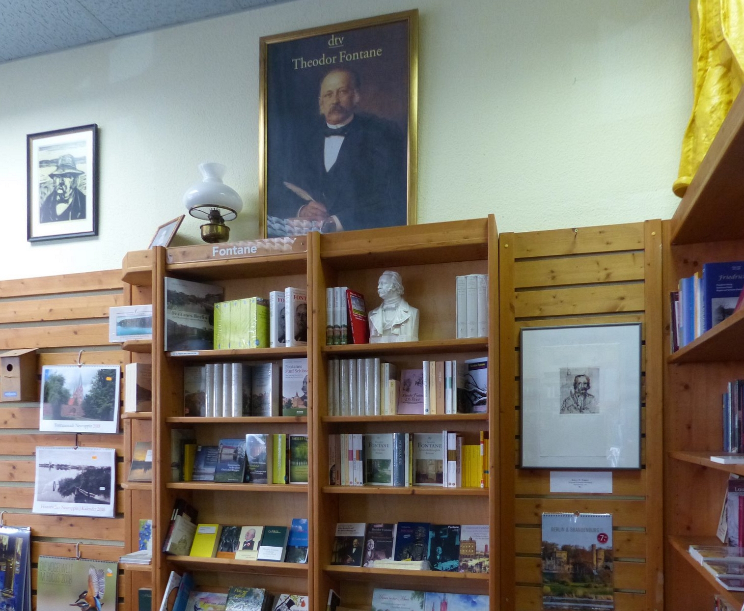 Zwei Regale voller Fontaneliteratur in der Fontane-Buchhandlung in Neuruppin. Foto: Weirauch