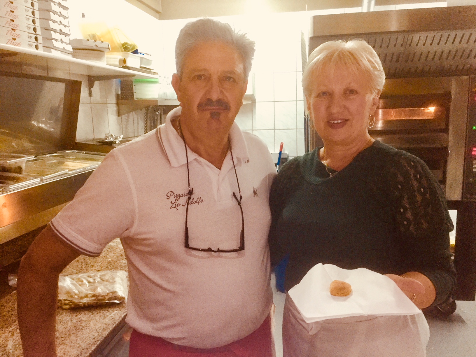 Alfredo mit seiner Frau Lucica Ruva in der Pizzeria von Werder Foto: Weirauch