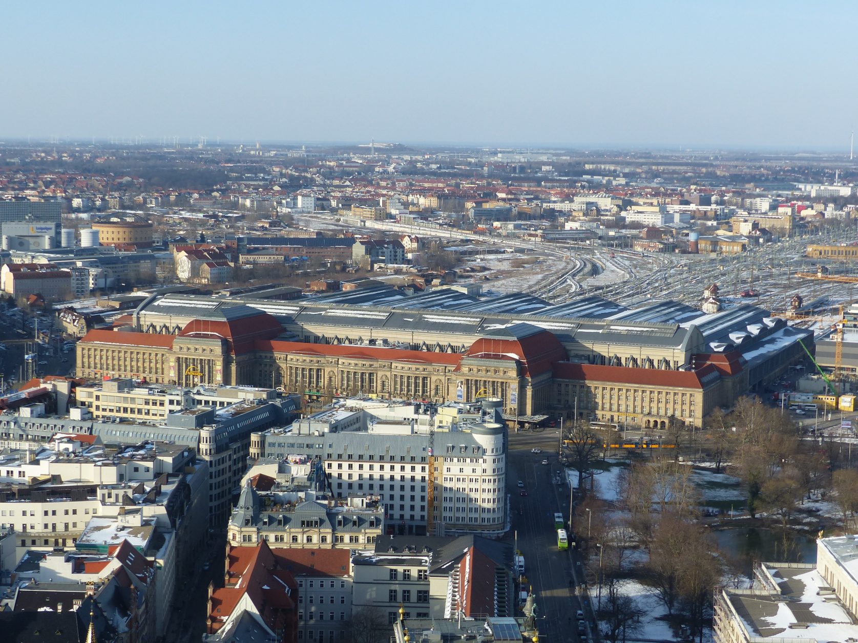 Blick vom City-Hochhaus auf den Leipziger Hauptbahnhof foto: Weirauch