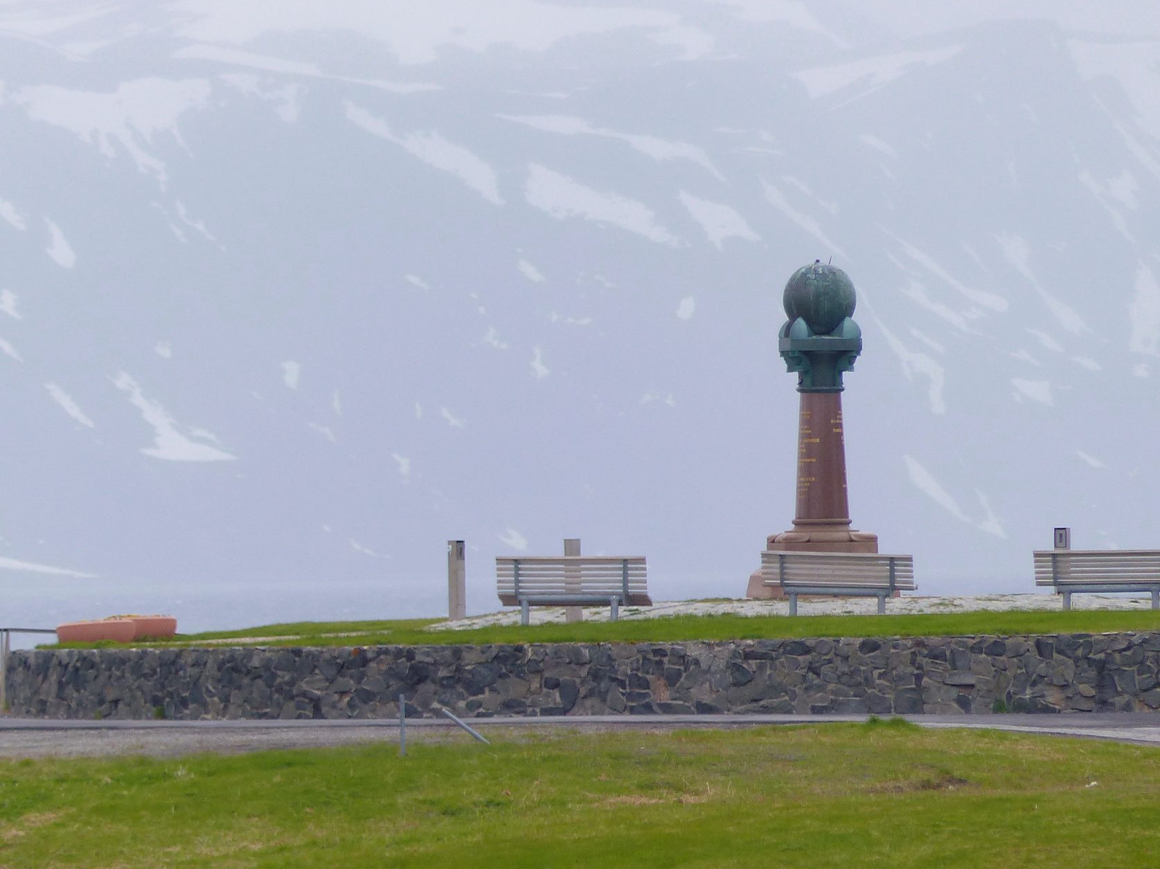 Vor eisiger Kulisse: Der Struve - Gedenkstein in Hammerfest Foto: Weirauch