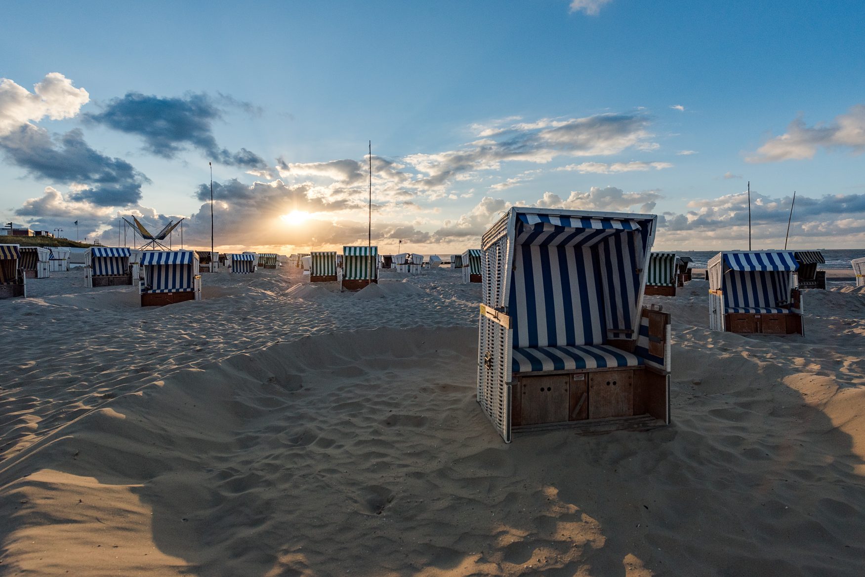 Strandkörbe am Strand Dünenlandschaft auf Wangerooge Heidefläche am Leuchtturm von Wangerooge, Sonnenaufgang am Inselstrand von Wangerooge Foto: Kurverwaltung Wangerooge
