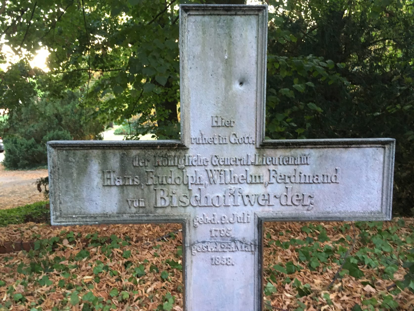 Grabkreuz hinter der Dorfkirche des Potsdamer Ortsteiles Marquardt Foto: D.Weirauch
