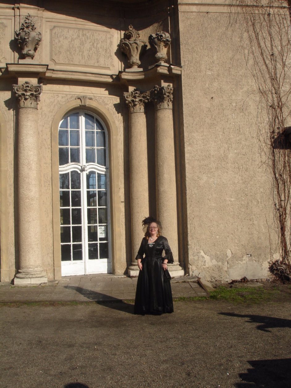 Witwe Bischoffwerder (Ramona Kleber) vor Schloss Marquardt, Foto: Holger Naumann