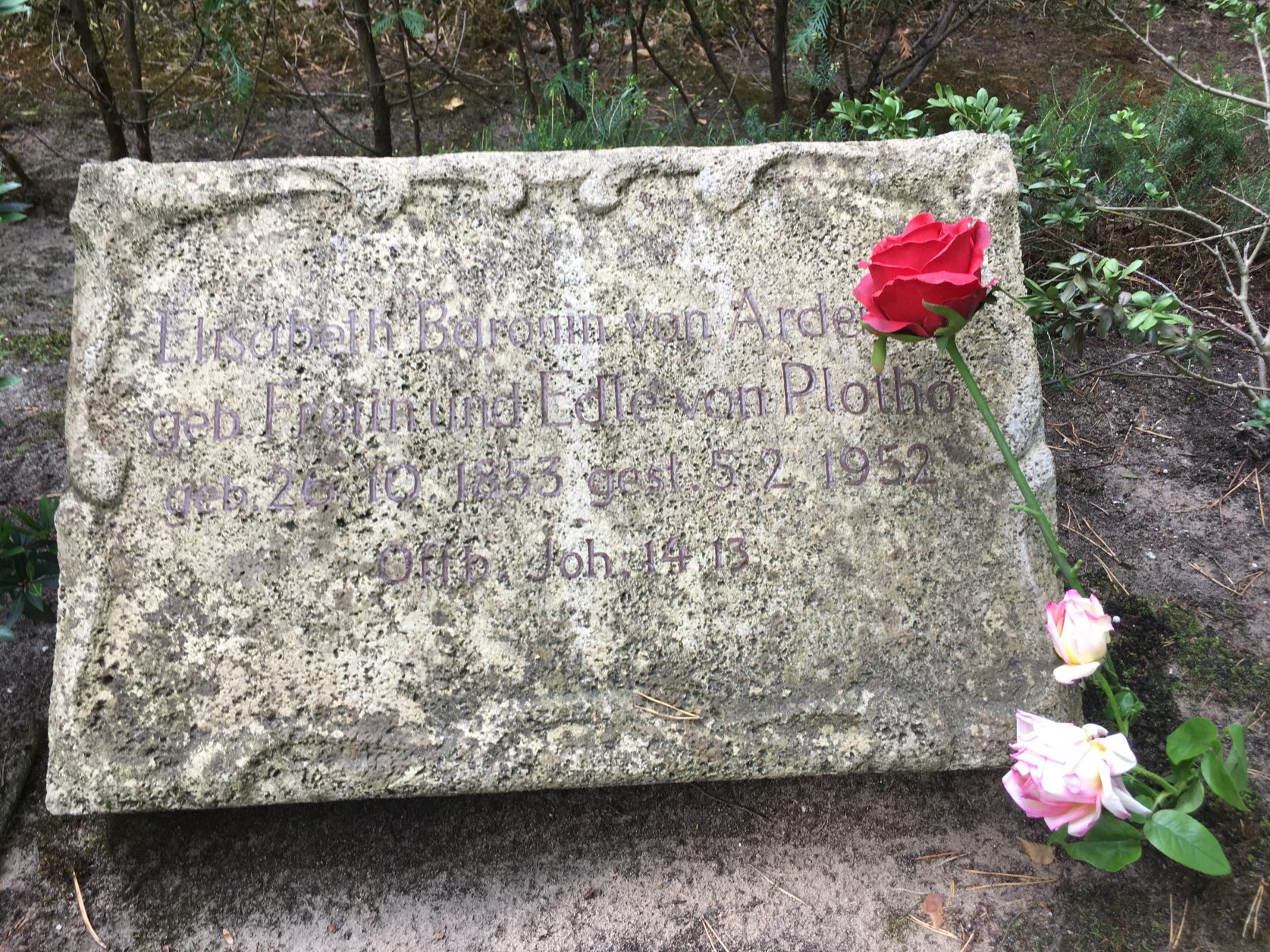 Grabplatte für Elisabeth von Ardenne auf dem Stahnsdorfer Südwestkirchhof, Sept. 2018, Foto: K.Weirauch