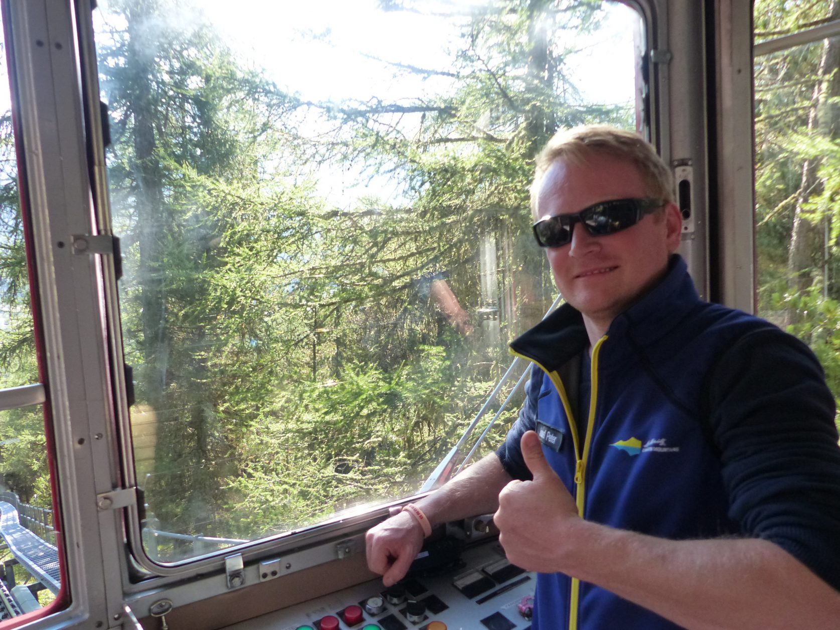 Jo`zsef Pèter`steuert die Bahn auf den Muottas Muragl, Foto: Weirauch
