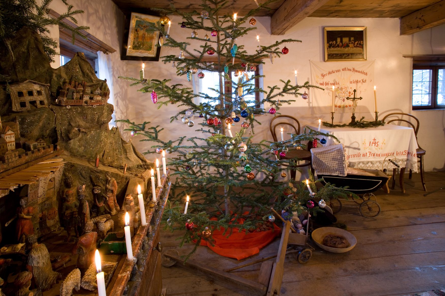 Bauernkammer_mit_Krippe_u_Christbaum_c_www.alpline.at
