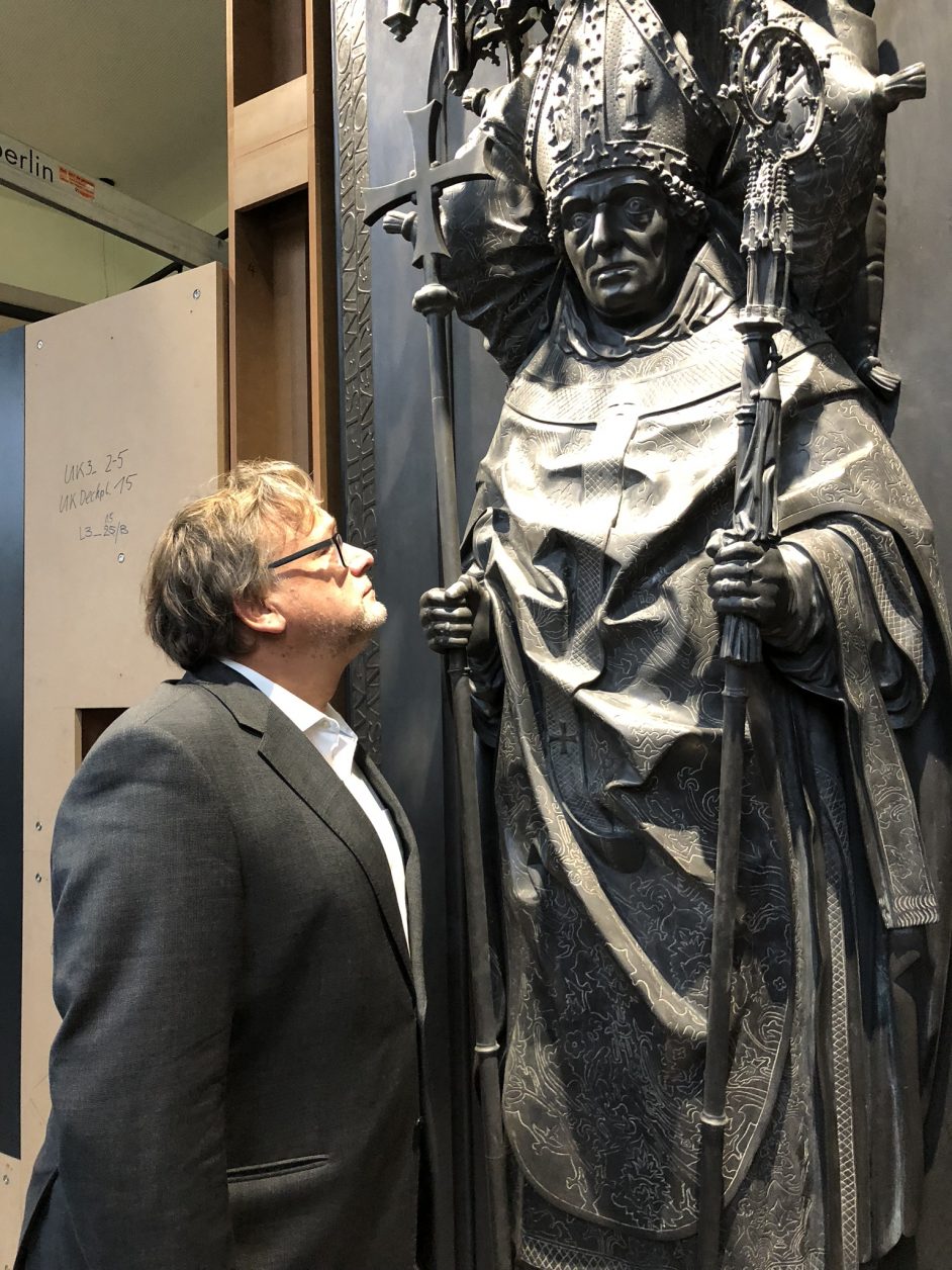 Landesarchäologe Professor Dr. Harald Meller begutachtet die 3-D-Nachbildung der Bronzetumba von Erzbischof Ernst von Sachsen, Foto: Weirauchine 3D-Plastik, Foto: Weirauch