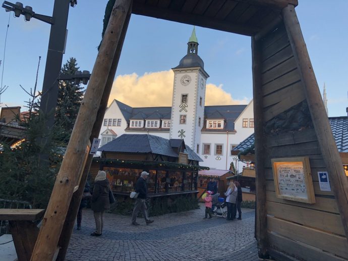 Eingang zum Freiberger Weihnachtsmarkt, im Hintergrund das Rathaus