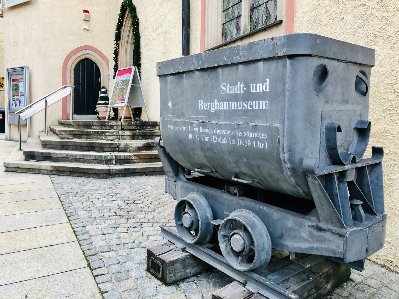 Vor dem Stadt- und Bergbaumuseum Freiberg erinnert ein Hunt an die Zeit des Bergbaus