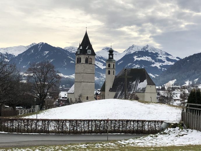 Links der Turm der Liebfrauenkirche (14. Jhdt.), rechts die Pfarrkirche „Zum Heiligen Andreas“