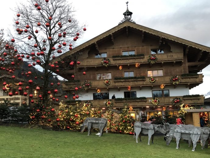 Der legendäre Rasmushof im Adventskleid
