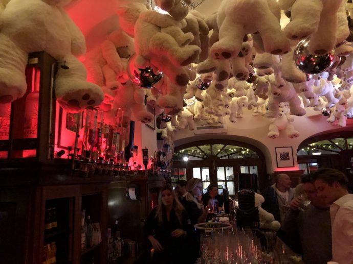 Die Teddys an der Decke im "Fünferl" werden bis Weihnahcten für einen guten Zweck versteigert