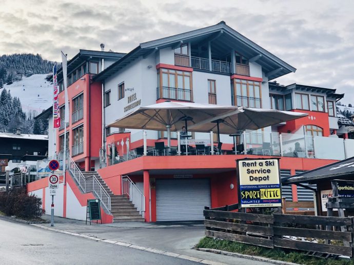 Gegenüber des Bahnhofes liegt das Sporthotel Schweizerhof