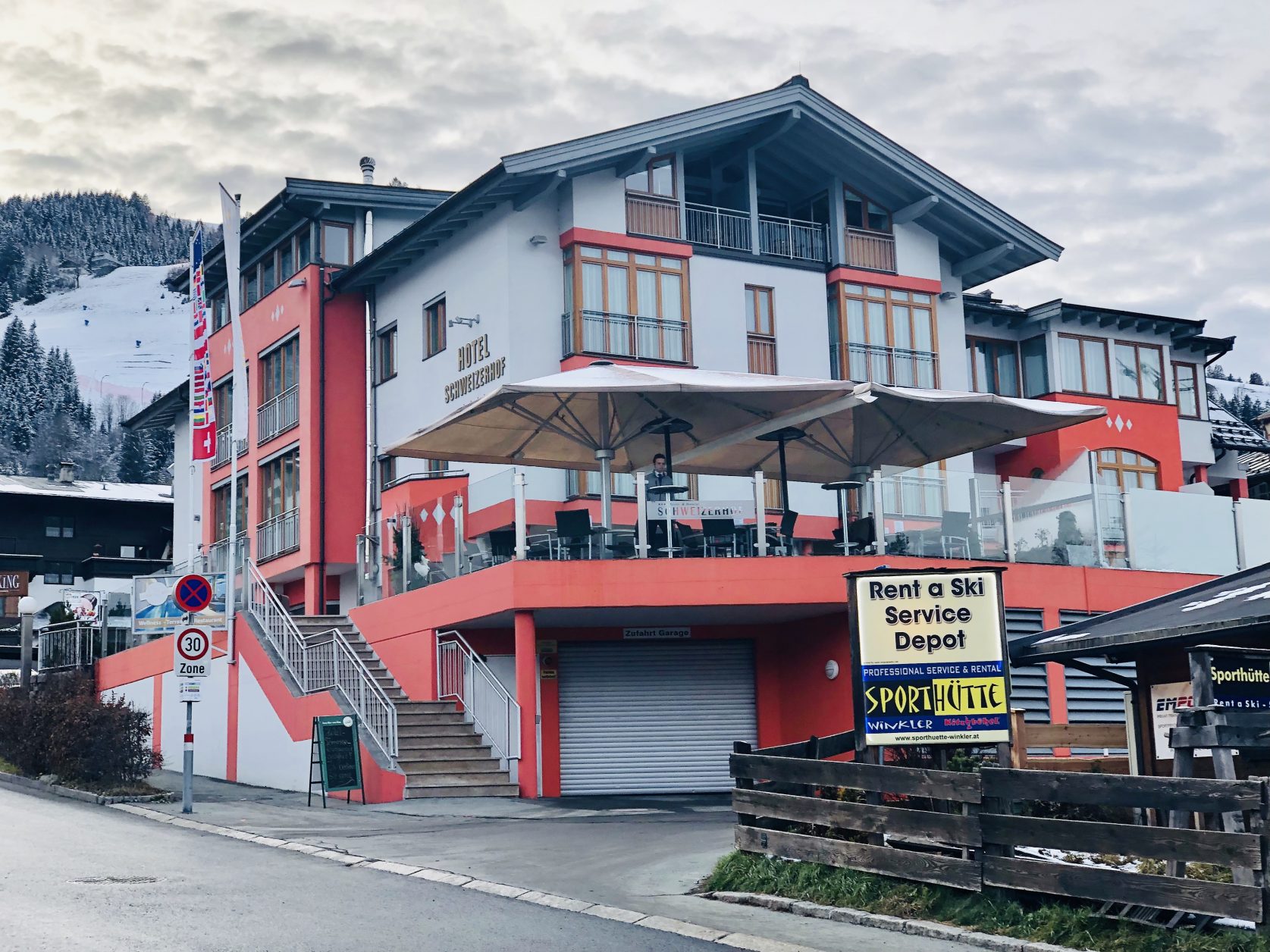 Gegenüber des Bahnhofes liegt das Sporthotel Schweizerhof