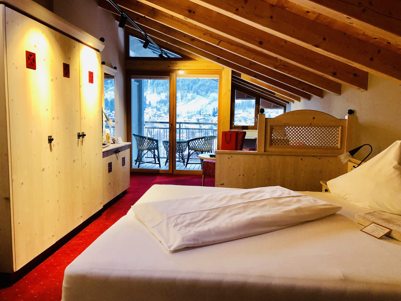 Blick in ein Zimmer des Sport- und Boutiquehotel Schweizerhof