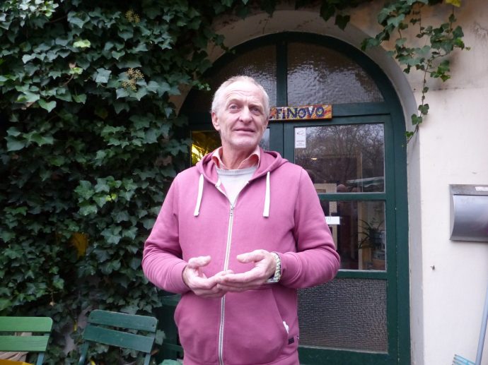 Die gute Seele des Kirchhofs Bernd Boßmann vor seinem Friedhofscafé "Finovo"