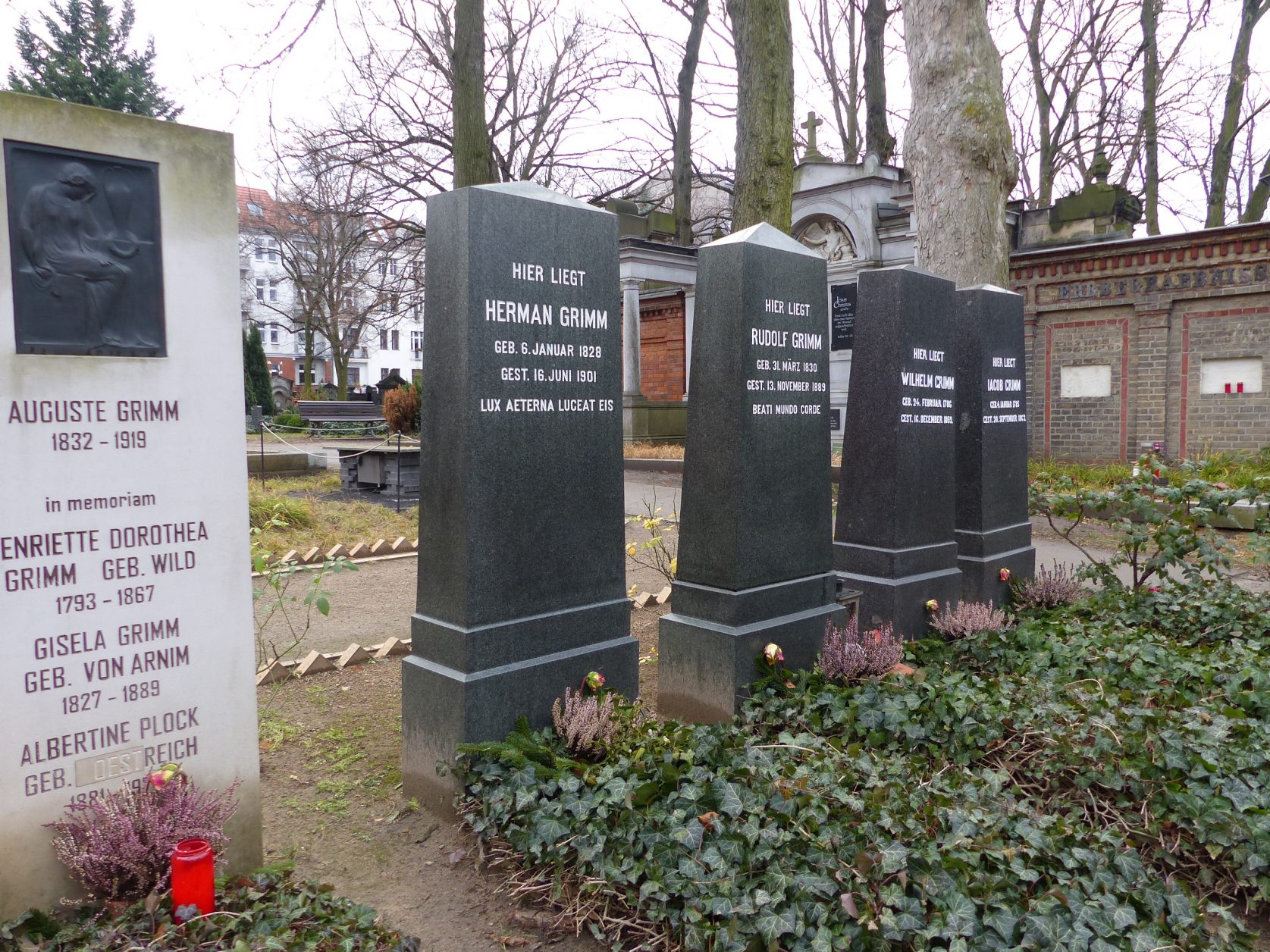 Gräber für Auguste Grimm, Jacob und Wilhelm Grimm sowie deren Söhne
