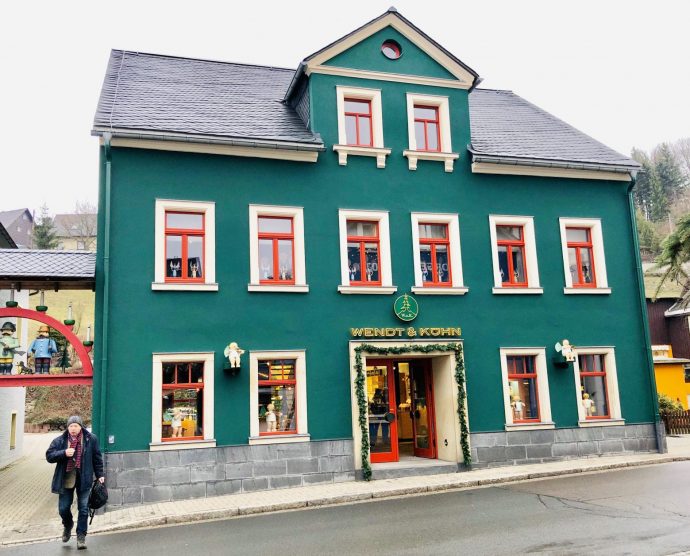 2002 erwarb das Gebäude mit bewegter Geschichte in der Hauptstraße 97 in Seiffen